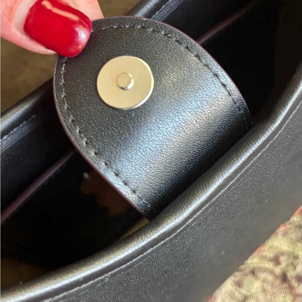 Authentic COACHTOPIA Leather Caterpillar shoulder magnetic closure hobo/card set - Picture 16 of 17